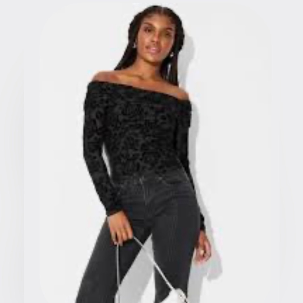 Wild Fable Women’s Black Floral Off-Shoulder  Black Top Size XS